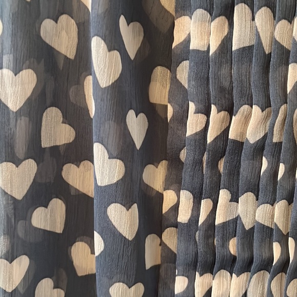 🩷 Banana Republic Heart print - grey and pink sleeveless sheer blouse. Sz M - Picture 2 of 6